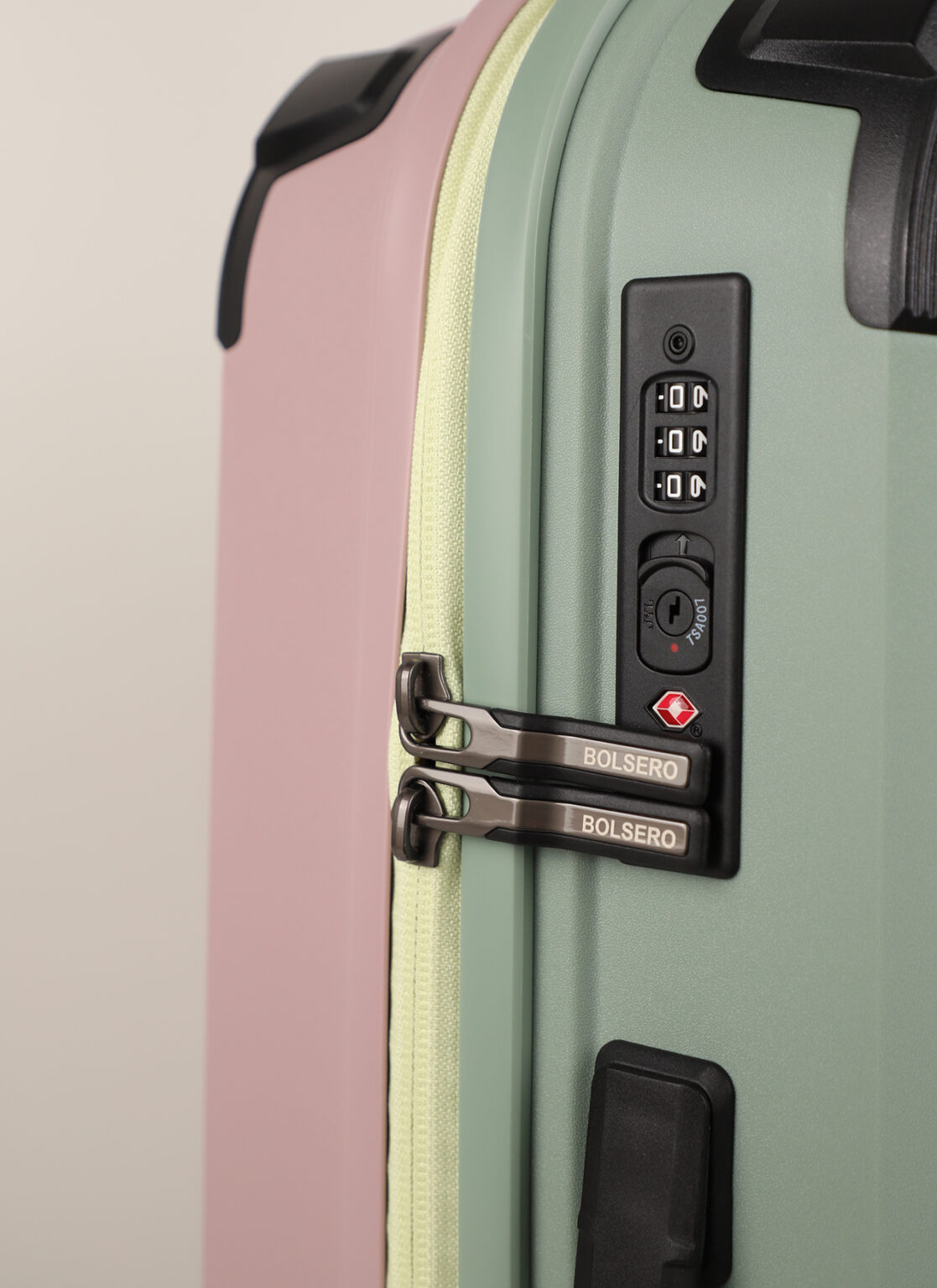 Lightweight hard-shell suitcase size M | Ճամպրուկ