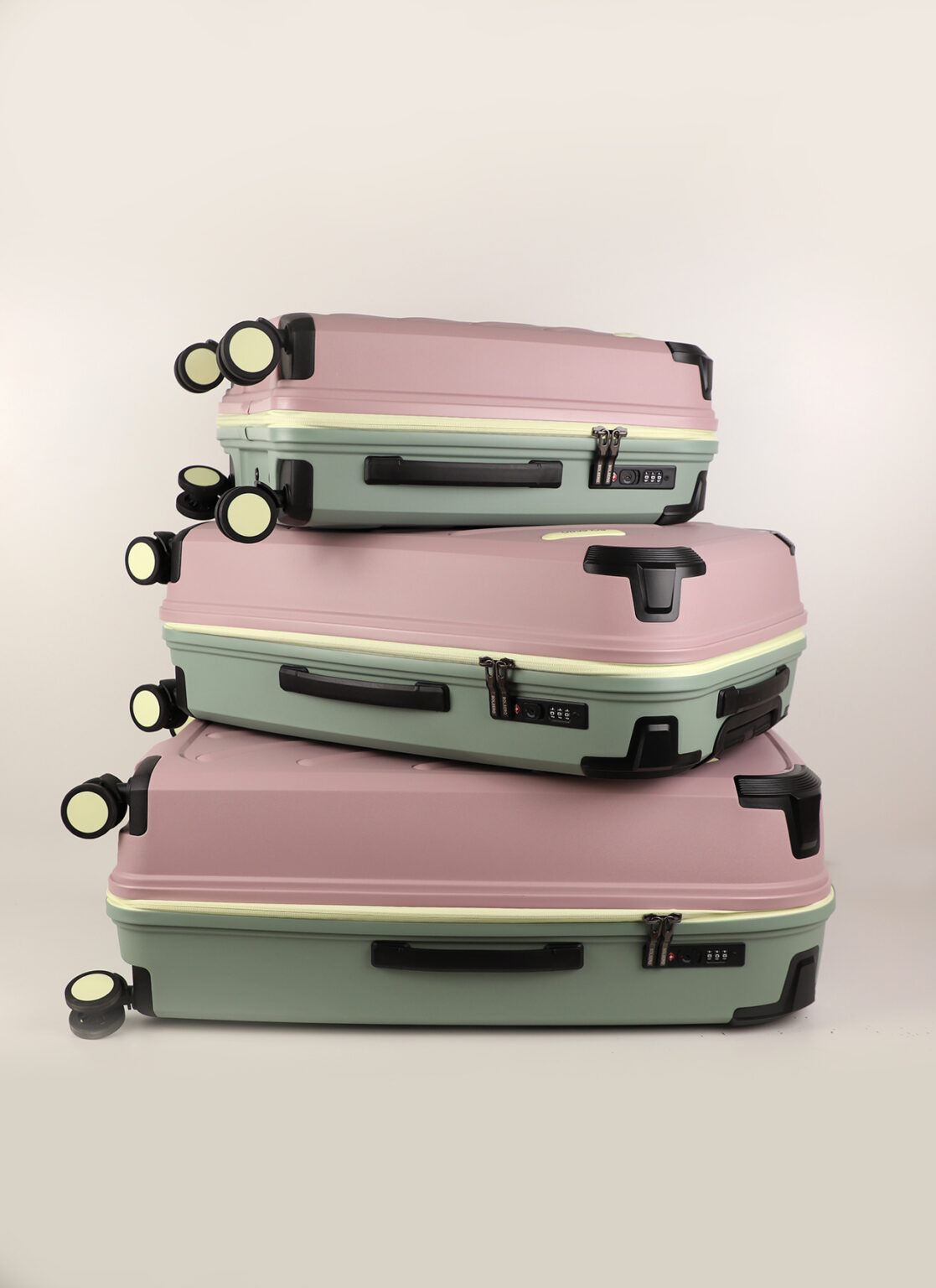 Lightweight hard-shell suitcase size M | Ճամպրուկ
