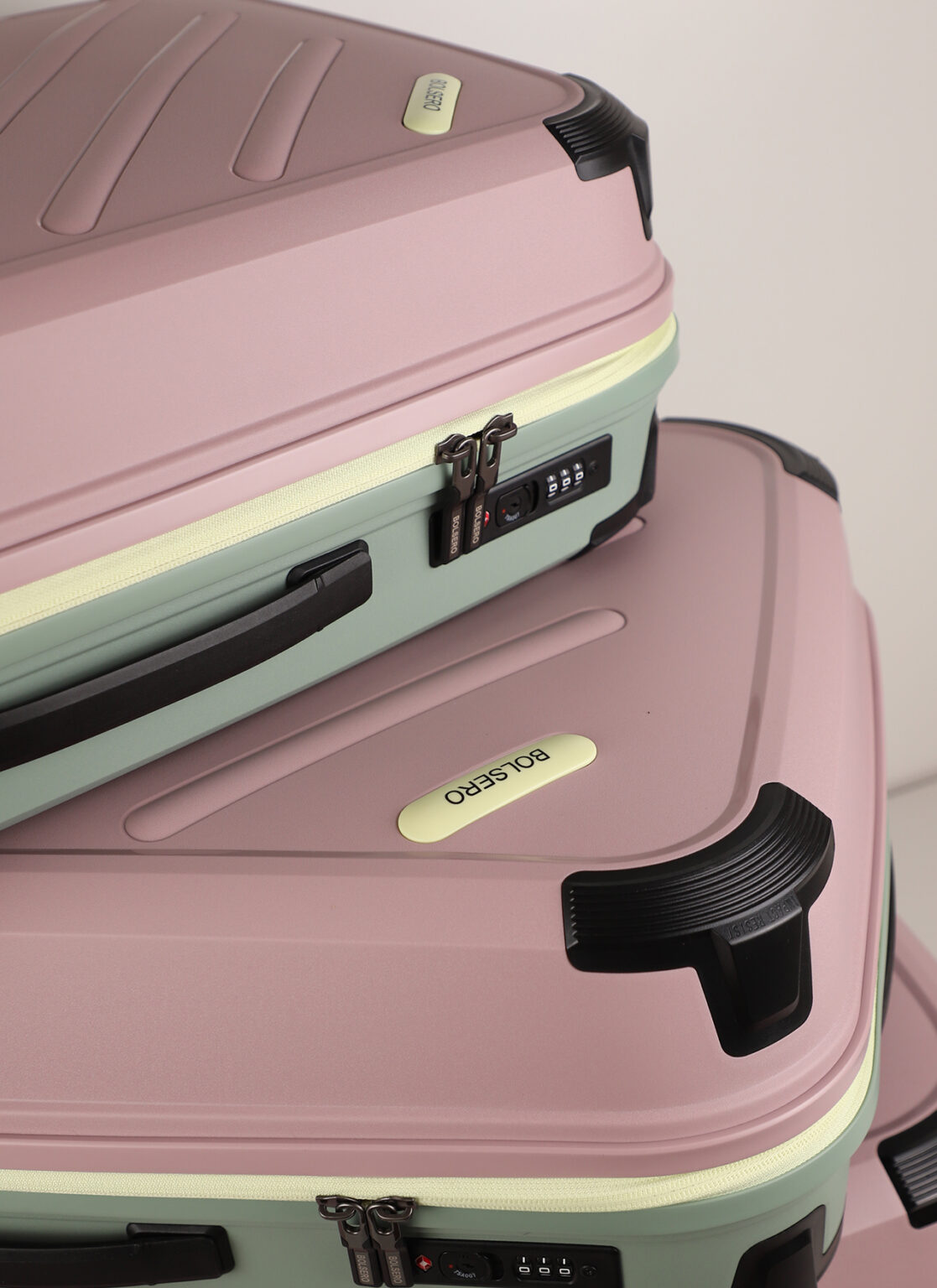 Lightweight hard-shell suitcase size M | Ճամպրուկ
