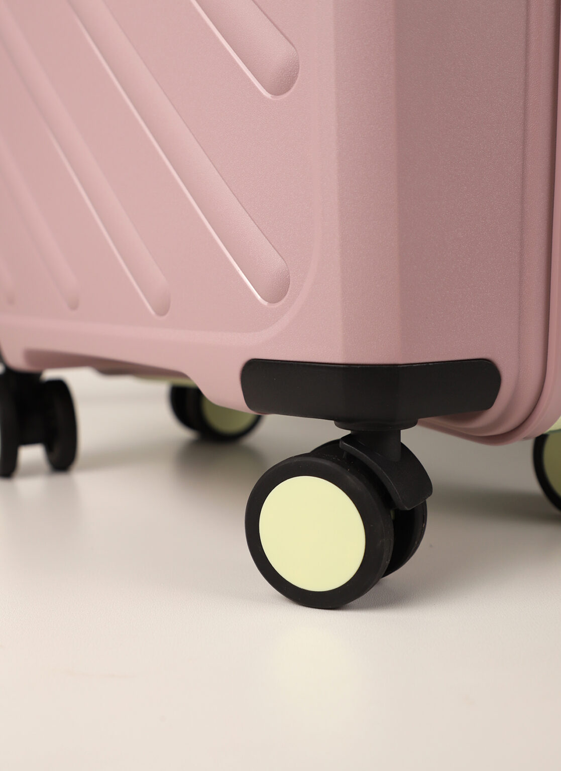 Lightweight hard-shell suitcase size M | Ճամպրուկ