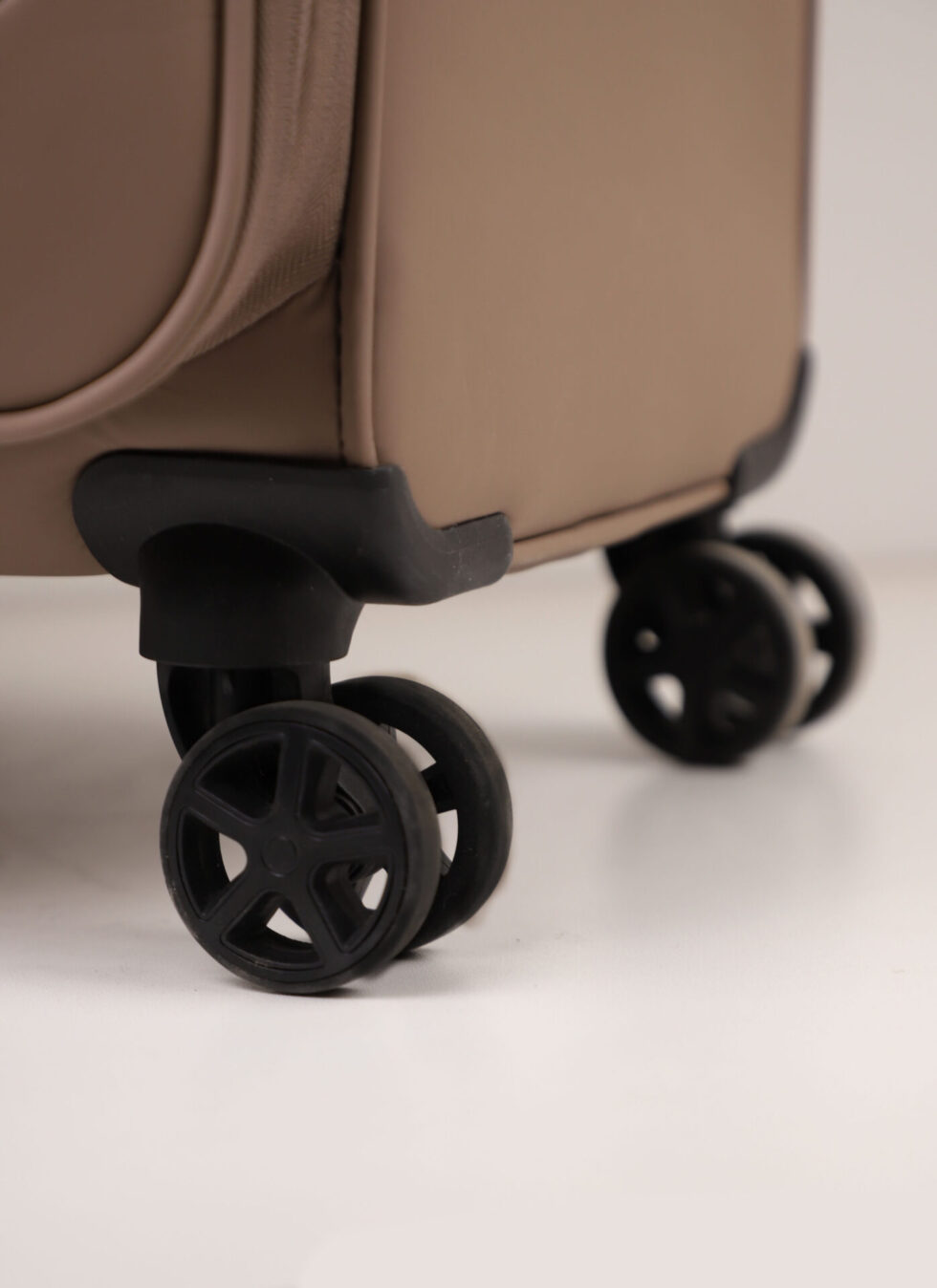 Lightweight Travel Luggage with Wheels size S | թեթև ճամփորդական ճամպրուկ